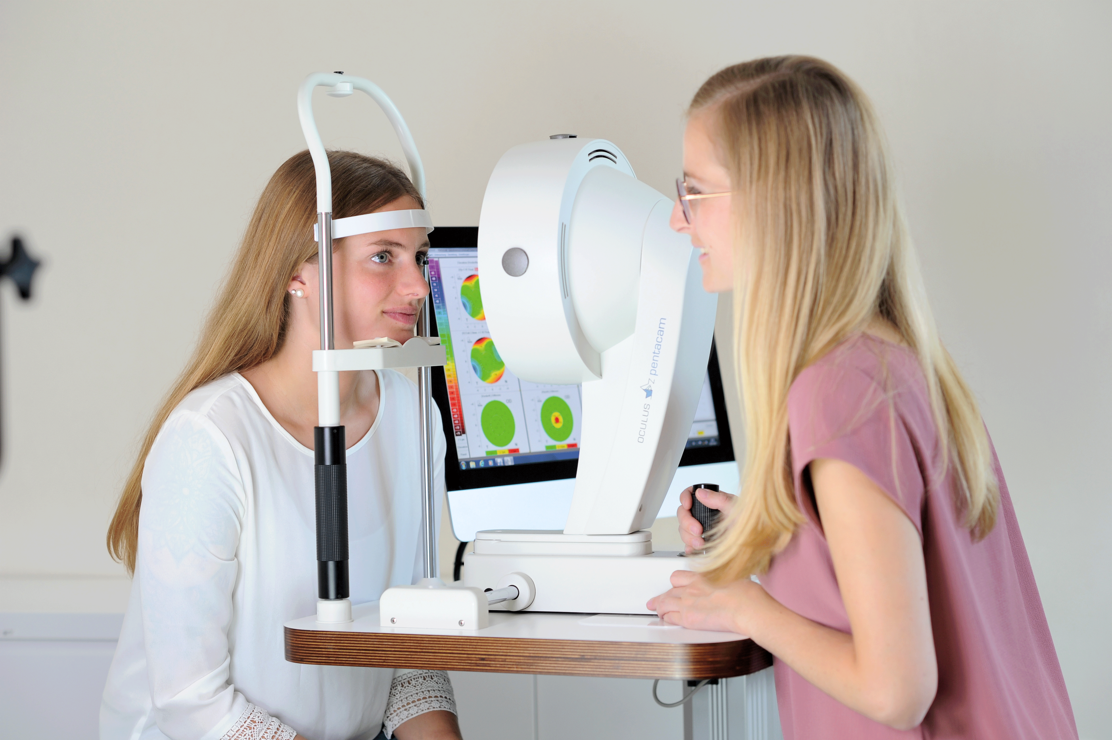 Optiker untersucht die Hornhaut mit der Pentacam